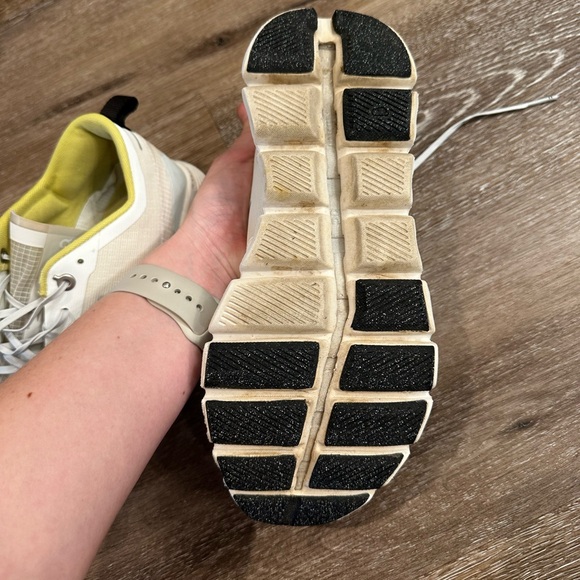 On running shoes - Picture 8 of 11